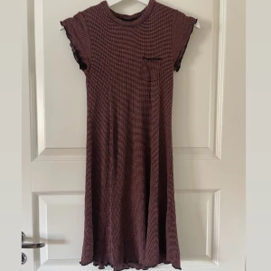 Tight ribbad klänning  - Randig ribbad klänningen med korta ärmar.  Inköpt på Urban Outfiters från märket BDG.  Fint skick!