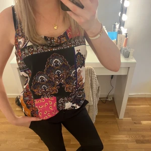 Topp - Jätte fin färgglad top/linne nästan aldrig använd 