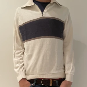 Massimo dutti half zip - Väldigt snygg Half zip som är i storlek S och inte använd på länge. Bra skick så om det är någon intresserad så är de bara o köpa!!