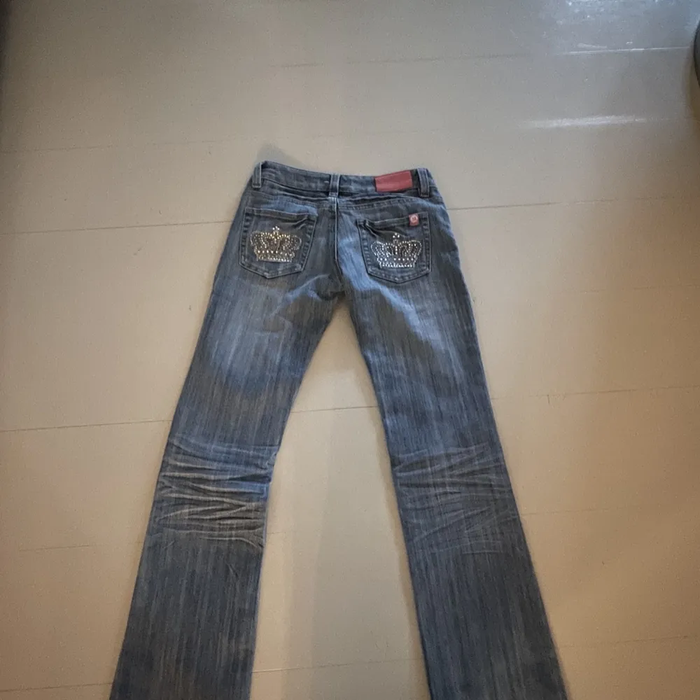 jätte fina jeans med kronor på bakfickorna, lägger ut igen pågrund av oseriösa köpare. 38 cm i midjan rakt över och 77 cm i innerbenslängd❤️. Jeans & Byxor.