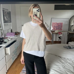 Stickad väst - Stickad lite croppad väst från H&M! Den är jättemysig!! Använd fåtal gånger 
