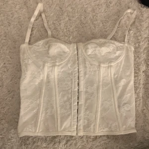Korsett  - Vit korsett som är använd 1 gång då den inte passade så bra jättebra skick 