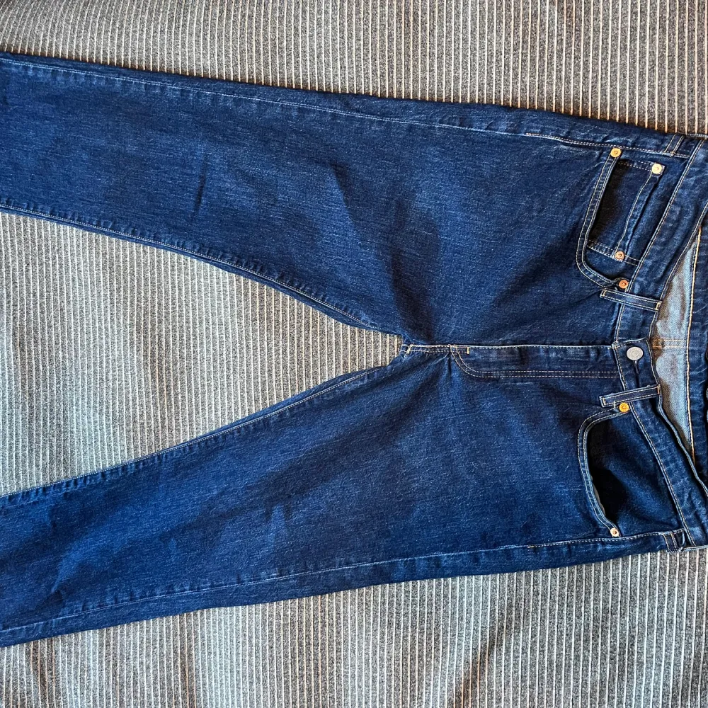 Levis 514 i mycket bra skick. De är knappt använda. Skriv gärna om ni vill ha fler bilder eller om det är något annat. Storlek 34/32. Jeans & Byxor.