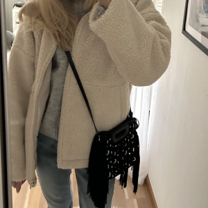 Maje väska - Säljer min jätte fina och sparsamt använda maje väska som är köpt för circa 3 år sen!💖 