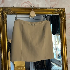 Kjol  - Super fin beige kjol med detalj i strl 36❤️ aldrig använd 