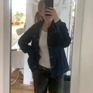 Säljer denna skit snygga jeans jacka ifrån bohoo aldrig använd lapparna kvar färg indigo blå