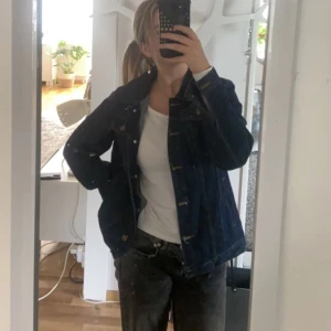 Jeans jacka - Säljer denna skit snygga jeans jacka ifrån bohoo aldrig använd lapparna kvar färg indigo blå