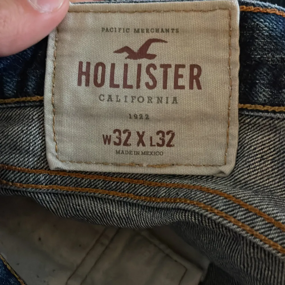 Fina mörkblå jeans från Hollister . Jeans & Byxor.