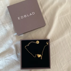 Armband  - Säljer ett Edblad armband som är använd men som tyvärr inte kommer mer till användning.  Säljer billigt pga Knut på kedjan (se 3:e bilden)   EXLUSIVE FRAKT!  