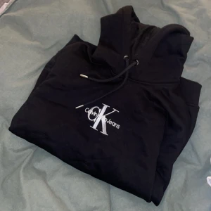 Calvin Klein - Hoodie storlek L men motsvarar S. 100 kr köpare står för frakt 