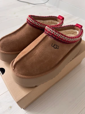 UGG tazz chestnut - Säljer mina Ugg tazz i storlek 37. Skorna är enbart testade inomhus. 