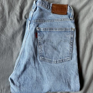 Levis 501 - Levis 501.  L: 28, W: 25 Nypris 1099 kr, mitt pris 300 kr + frakt 🤍