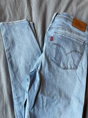 Levis 710 - Levis 710.  L: 30, W: 28.  Nypris 1099 kr, mitt pris 300 kr + frakt 🤍