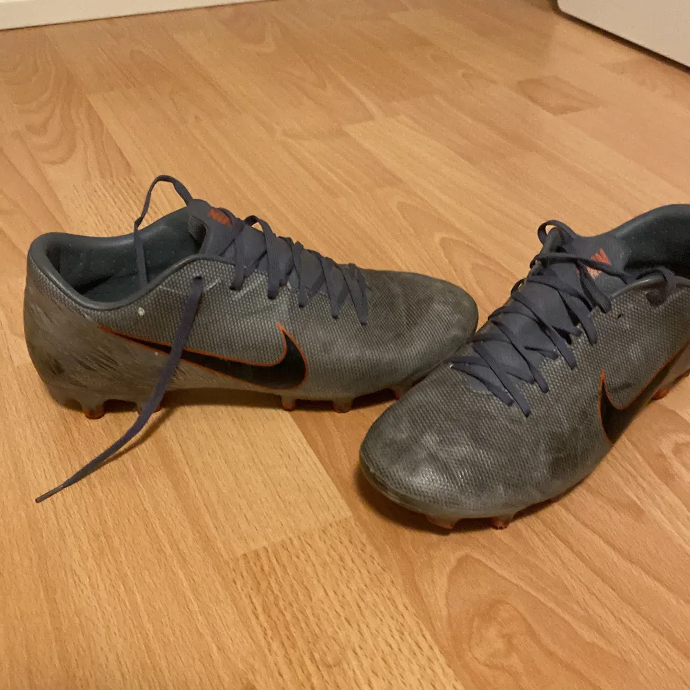 Detta är ett par Nike fotbollsskor som jag Tyvär inte kan andvända längre för att dem är för små, dem har hjälpt mig att göra många mål genom året. Skor.