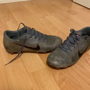 Detta är ett par Nike fotbollsskor som jag Tyvär inte kan andvända längre för att dem är för små, dem har hjälpt mig att göra många mål genom året