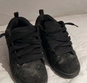 Dc skor - Ett par nästan helt nya dc skor skit nice men är dok för små för mig