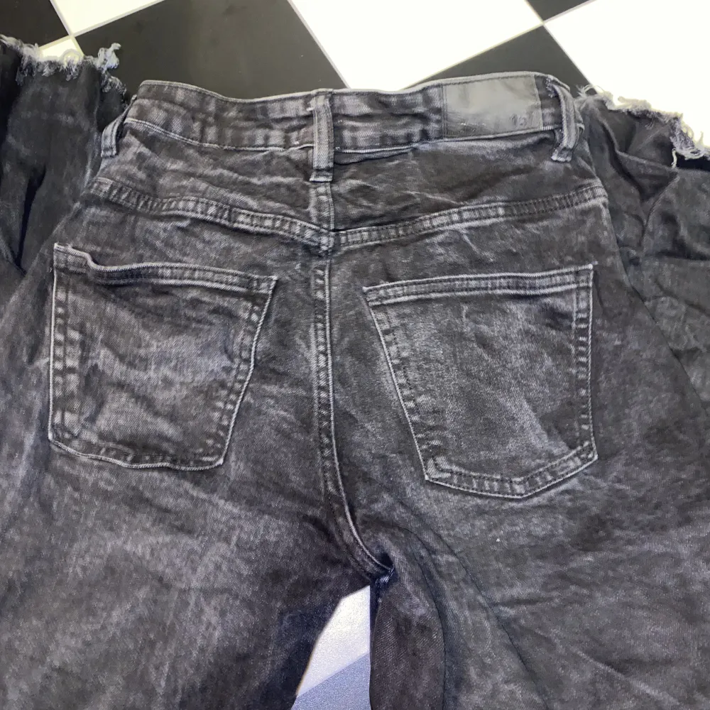 supersnygga jeans från lager 157 i losefit! slitningar finns längst ner på byxorna men det är så som detaljer, så jag har inte gjort det. Dessa är i nyskick har max användt dom 1 gång . Jeans & Byxor.