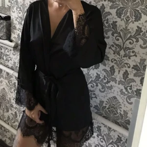 Satin rock - Superfin satin rock i tunt material. Strl M men känns som S, endast testad o säljs pga behöver en större storlek. 