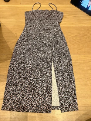 Klänning  - Säljer denna fina blommiga lång klänningen från HM. Köparen står för frakten💕