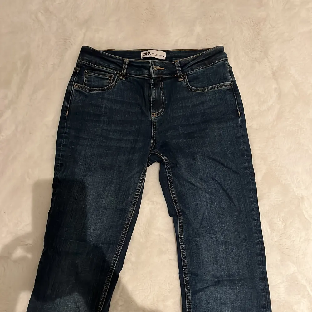  säljer dessa assnygga lågmidjade jeans från Zara som aldrig är använda💞 storlek 38 men passar som 36. Jeans & Byxor.