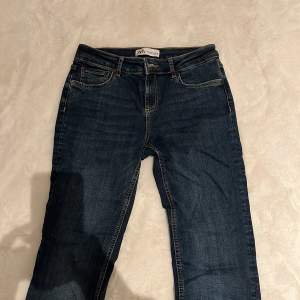  säljer dessa assnygga lågmidjade jeans från Zara som aldrig är använda💞 storlek 38 men passar som 36