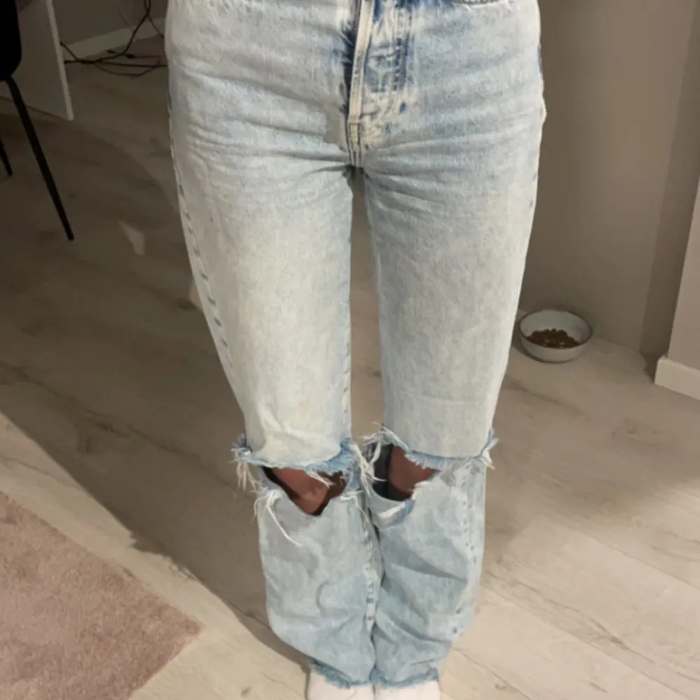 högmidjade jeans med hål i. Jeans & Byxor.