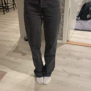 svarta högmidjade jeans