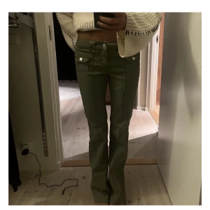 Viral hm jeans! - Säljer dessa väldigt populära lågmidjade jeans. Helt slutsålda💚 säljer för att de inte kom till användning med de är i väldigt bra skick! Storlek 34 men passar säkert 36 och 32 också