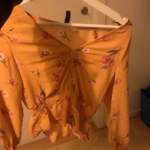 Gul blus med blommor  - Helt ny 