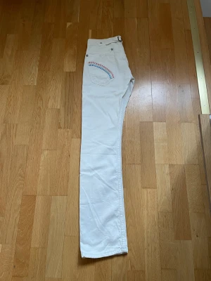 Replay jeans 25/32 - Replay jeans med slitningar och fina detaljer i jättebra skick. Storlek 25/32.