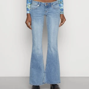jätte snygga low waist - Jätte snygga lowwaist bootcut jeans som är helt slutsålda som jag inte får på mig med lapparnq kvqr❤️ dem är 30 i längden💗 dem har super snygga slits där nere men om man inte gillar dem är det jätte enkelt att bara sy ihop!💖