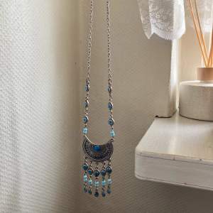 Bohemiskt halsband med blåa stenar och pärlor ❤️ skriv för mer bilder eller ett annat pris!