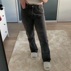 Gråa Jeans - Helt oanvända (dock ingen prislapp kvar) gråa jeans från H&M i storlek 42. Jättesnygga men kommer ej till användning. FRAKT tillkommer 💕