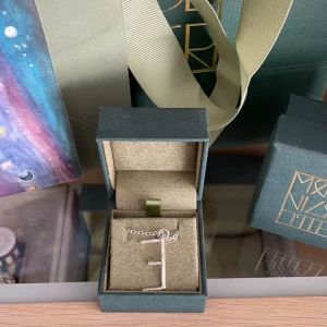 Maria Nilsdotter halsband - Säljer mitt så fina Maria Nilsdotter halsband som är i ny skick och har inga defekter alls och äkthetsbevis och allt finns kvar( nypris 1800) det är ett fast pris❤️