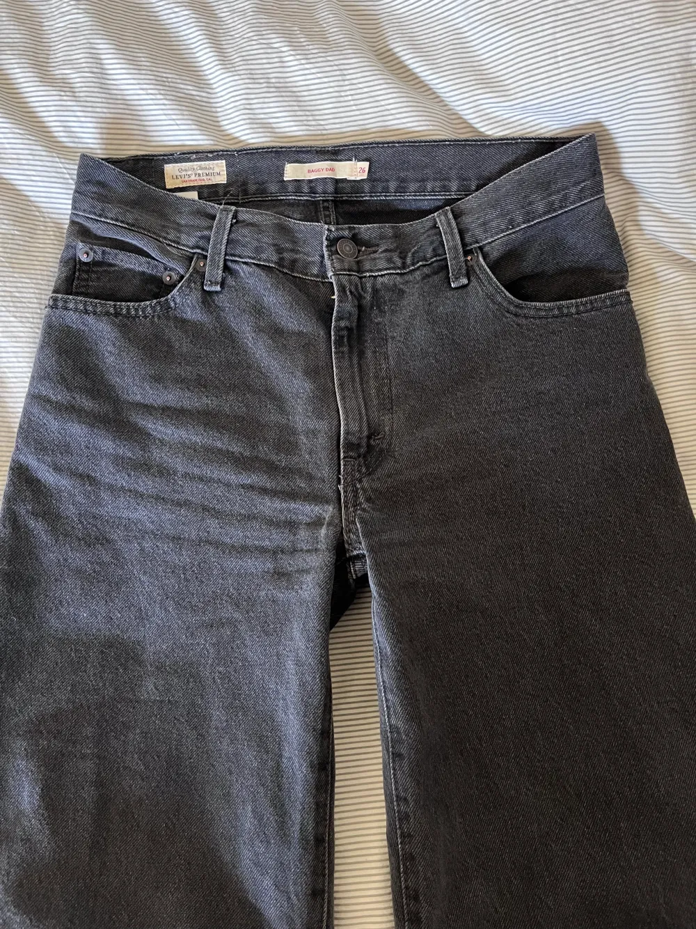 levi's jeans i strl 26. nypris ca 1400 sparsamt använda<3 skriv privat om du har några frågor !! . Jeans & Byxor.