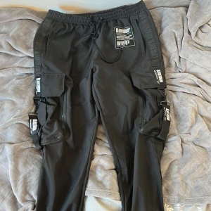 Black squad byxor - Black squad byxor, Knappt använda och i bra skick Nypris ca 400kr,  Pris kan diskuteras