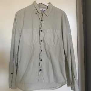 Stone island shirt - Intressekoll på denna stone island skjorta. Storlek S och är 10/10 i condition. Skriv vid eventuell frågor