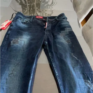 Dsquared2 jeans  - Kan bara lägga upp 3 bilder men skriv för mer! Dsquared 2 jeans i storlek 36 dsquareds egna storlekar vilket är small  Jeansen är helt oanvända då ja fick dom i present och ej använt pga storleken varit för liten. Lappen inne har med tiden missfärgats.