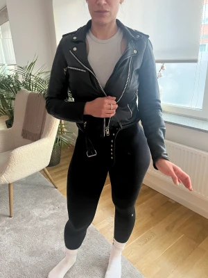 Vintage skinnjacka med röd foder  - Vintage skinnsjacka sliten välanvänd men med sin charm 