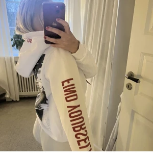 Hoodie  - Hoodie med tryck på ryggen och armen🌸 köpt från plick för ett tag sen, skriv vid fler bilder och frågor 🌞💓