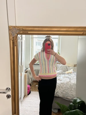 Stickad topp - En somrig stickad topp som är perfekt till linnebyxor, aldrig använd men är köpt secondhand så kan va att den är handstickad☺️