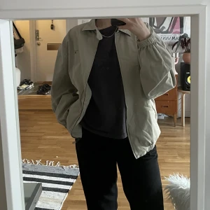 Gant jacka windcheater - Beige jacka ”Windcheater” från Gant i storlek XL. I perfekt skick utöver två små ljusgröna fläckar (se bild 3) som inte syns särskilt mycket när en har den på sig. Herrmodell i XL men passar de flesta (jag är M, 178cm lång). Möts i Stockholm. Nypris 2500