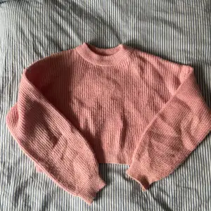 En gullig rosa stickad tröja. Väldigt mysig och fin att ha till exempelvis ett par jeans. Modellen är croppad.