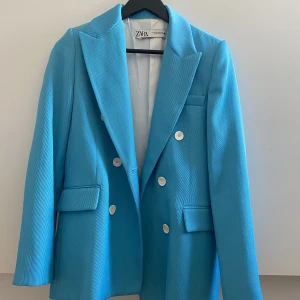 Kavaj - Blå kavaj💙super fin nu till våren och sommaren🌷 Använd ett fåtal gånger så är i gott skick!