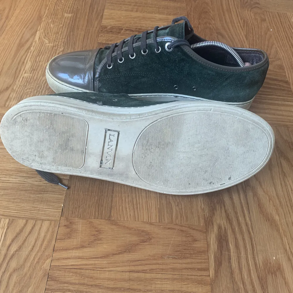 Gröna limited Cap toe Lanvin skor. Använda runt 20 gånger men fortfarande fräscha. Liten fläck vid tån som syns på bilden. Köpta för 5000kr. Stor i storleken så skulle säga 44 i EU.. Skor.