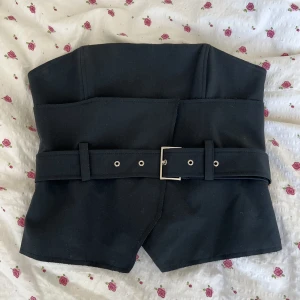 Topp från Zara - Denna suuupersnygga topp är lite för tight för mig tyvärr, men sjuuukt snygg 😍aldrig använd!