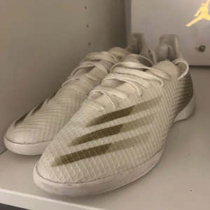 Adidas inne fotbollsskor - Storlek 39/5 knappt använda säljer pga dem kommer inte till användning skorna kan användas till både kvinnor o män 