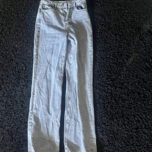Snygga gråa jeans från bikbok. Bara använda två gånger. Säljer för att de är för stora. Köparen står för frakten.