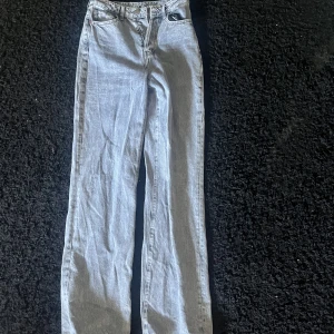 Grå jeans - Snygga gråa jeans från bikbok. Bara använda två gånger. Säljer för att de är för stora. Köparen står för frakten.