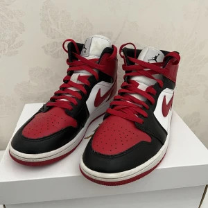 Jordan 1 alternate bred mids - Hej, jag säljer mina Jordan 1 Alternate bred mids pågrund av att jag inte använder dom. Dom är använde ca 10 gånger och är i väldigt bra skick. Dom är i storlek EU 40,5, US 9, cm 26. Man får med original kartongen och pappret. 